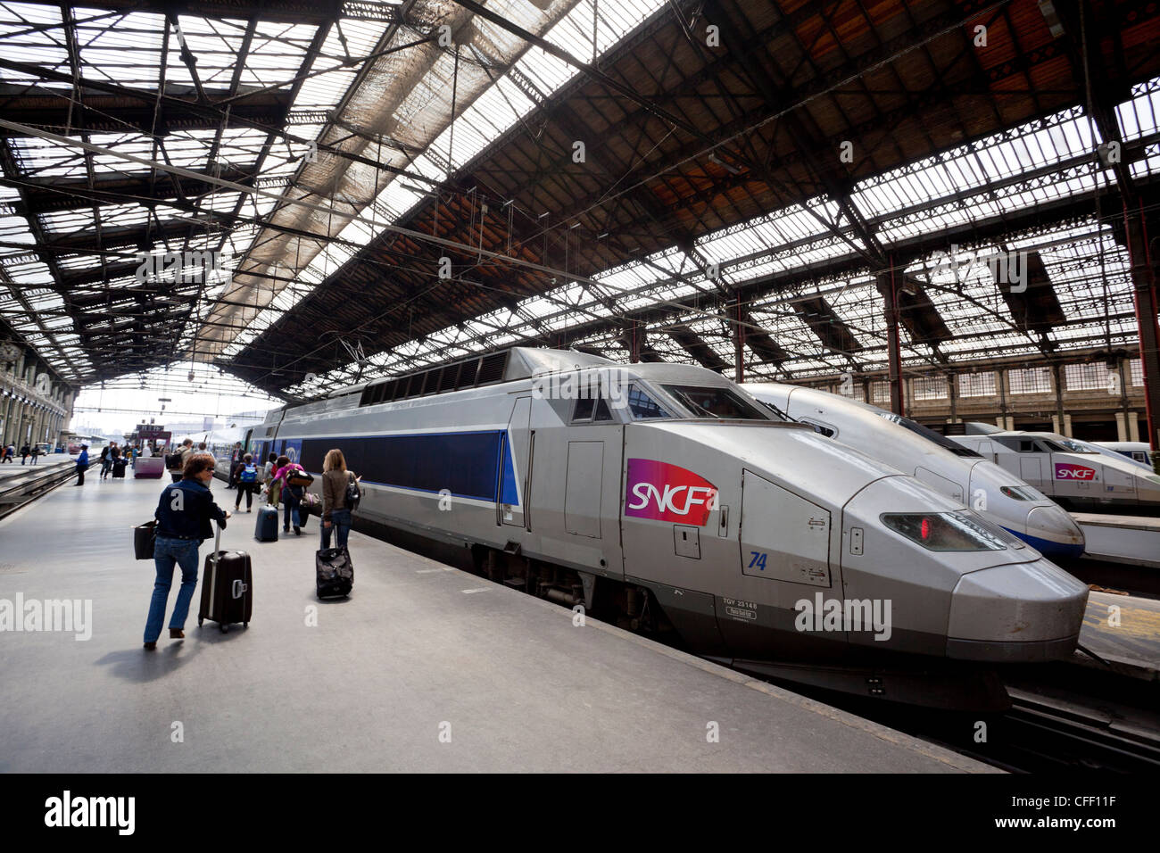 Los pasajeros y el tren de alta velocidad TGV, Gare de Lyon, París, Francia, Europa Foto de stock