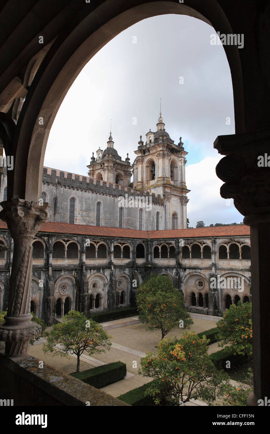 Los claustros y patio del Monasterio Alcobaca, Sitio del Patrimonio Mundial de la UNESCO, Alcobaca, Extremadura, Portugal, Europa Foto de stock