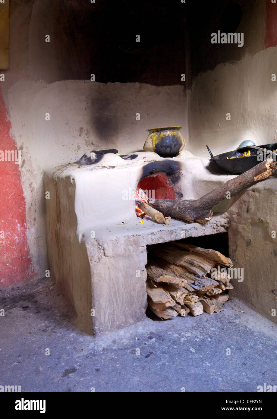 Tradicional de leña horno de barro, Nepal, Asia Fotografía de stock - Alamy