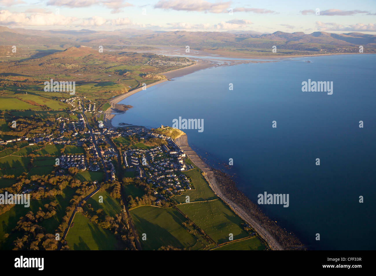 Vista aérea de Criccieth en luz del atardecer, la Península de Llyn, North Wales, Cymru, Reino Unido, Europa Foto de stock
