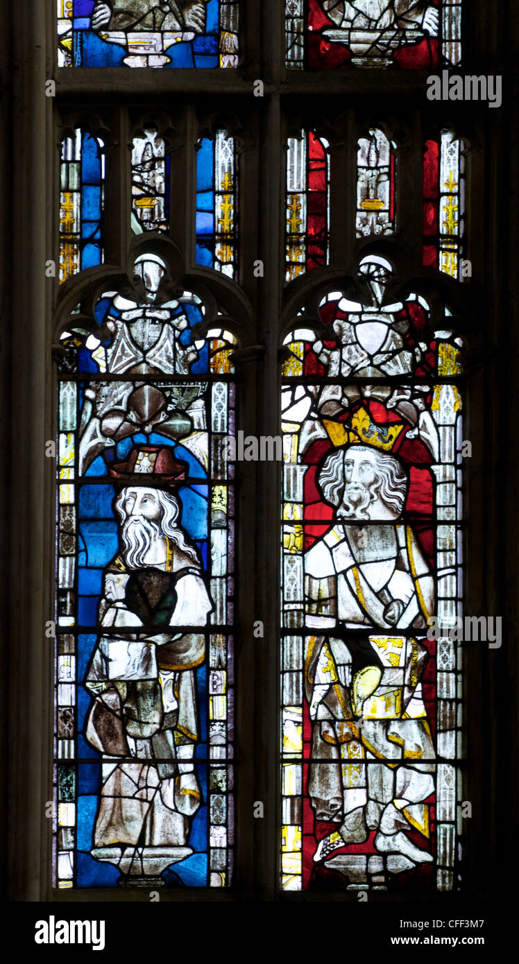 Las vidrieras del Apóstol Santiago el Mayor, la catedral de Gloucester,  Gloucester, Gloucestershire, Inglaterra, Reino Unido Fotografía de stock -  Alamy