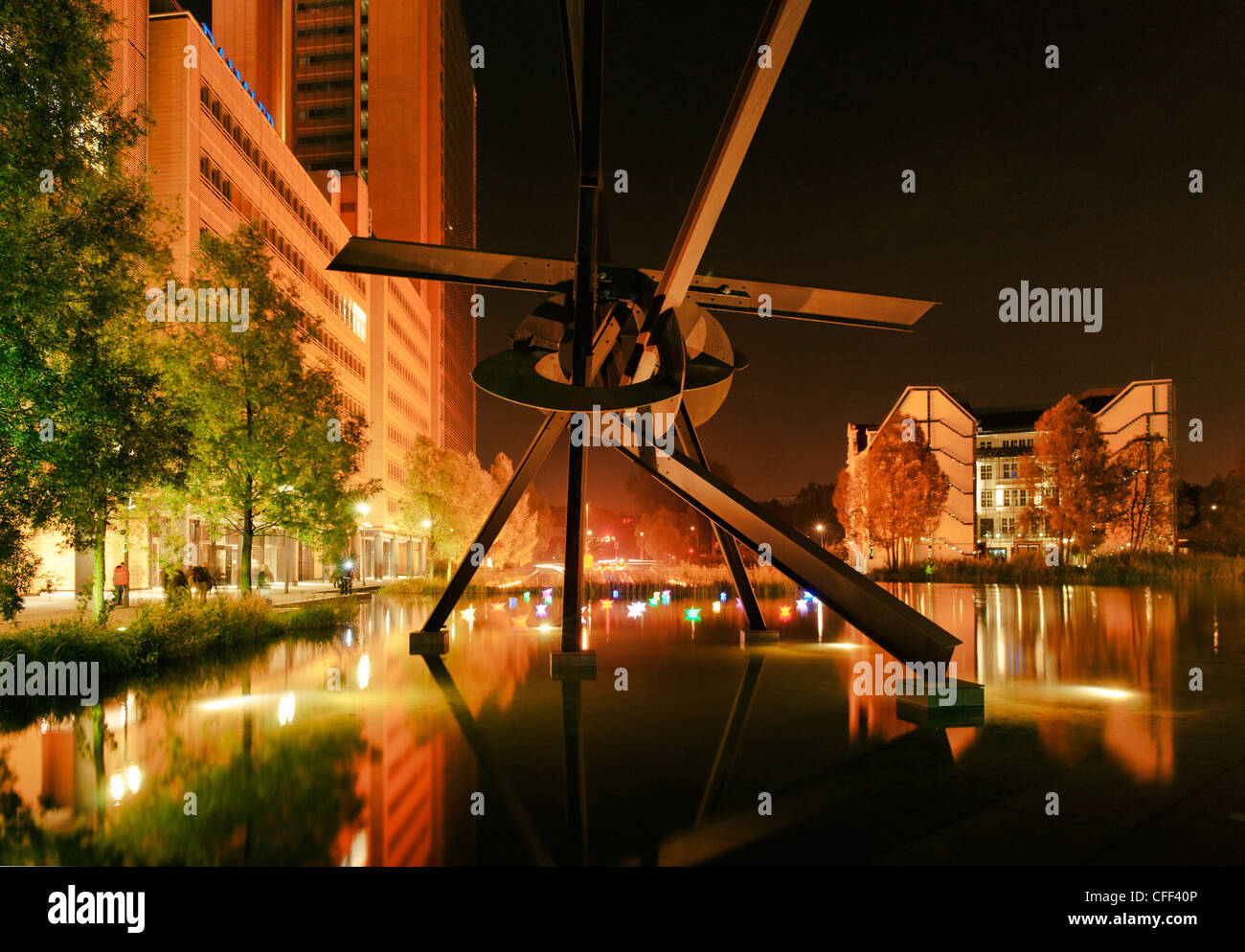 Poco de barco en el lago de Piano, Debis Casa de Renzo Piano, lugar de Potsdam, Festival de las Luces, Berlín, Alemania Foto de stock