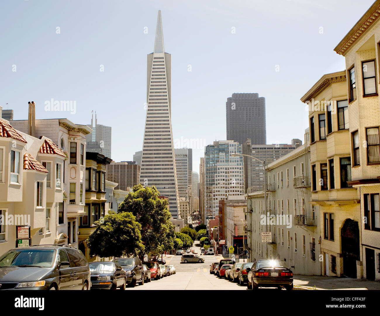 El Transamerica Pyramid Tower en el distrito financiero del centro de la ciudad de San Francisco, California, Estados Unidos de América Foto de stock