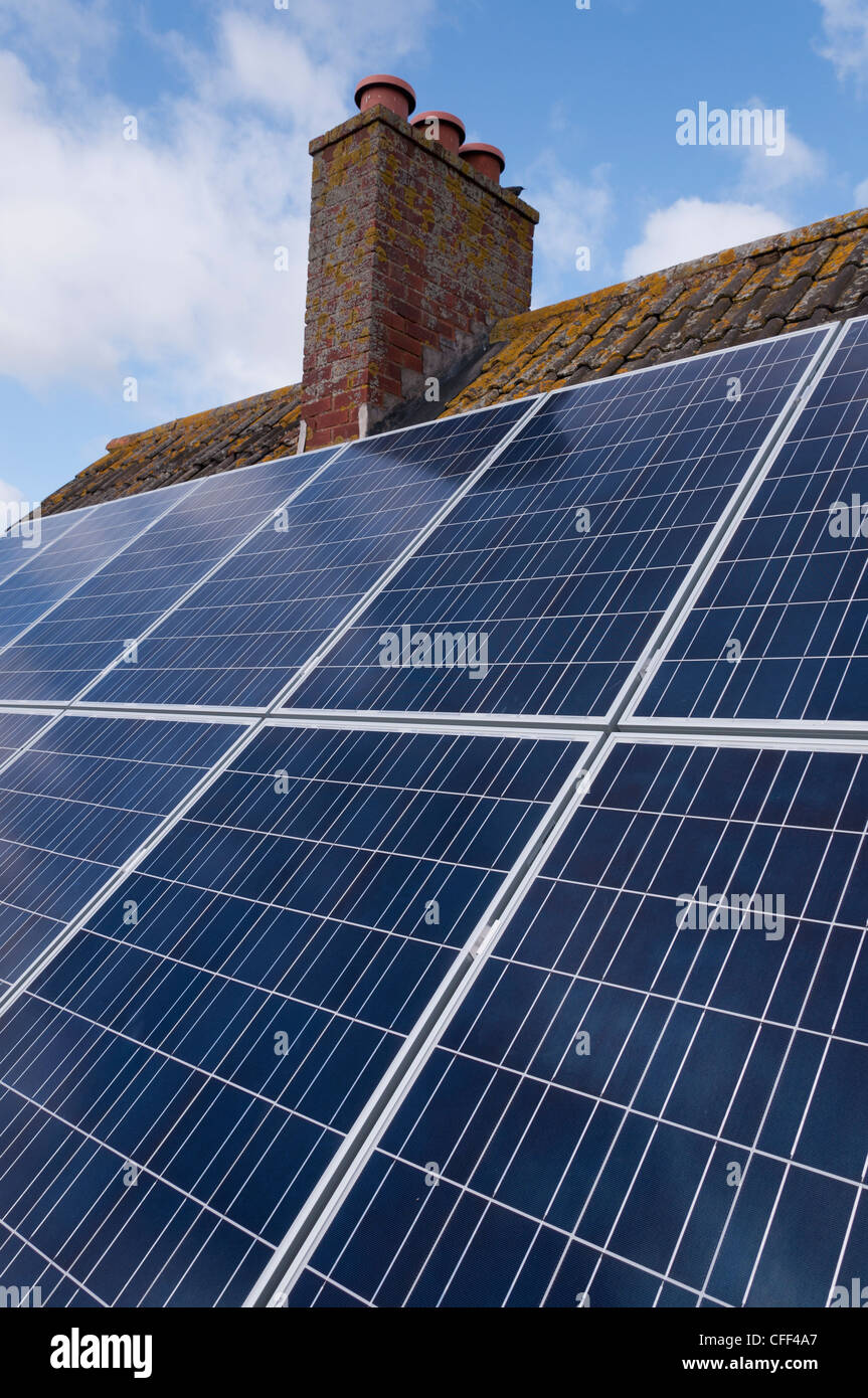 Los paneles solares instalados en el tejado de una casa en el Reino Unido. Foto de stock