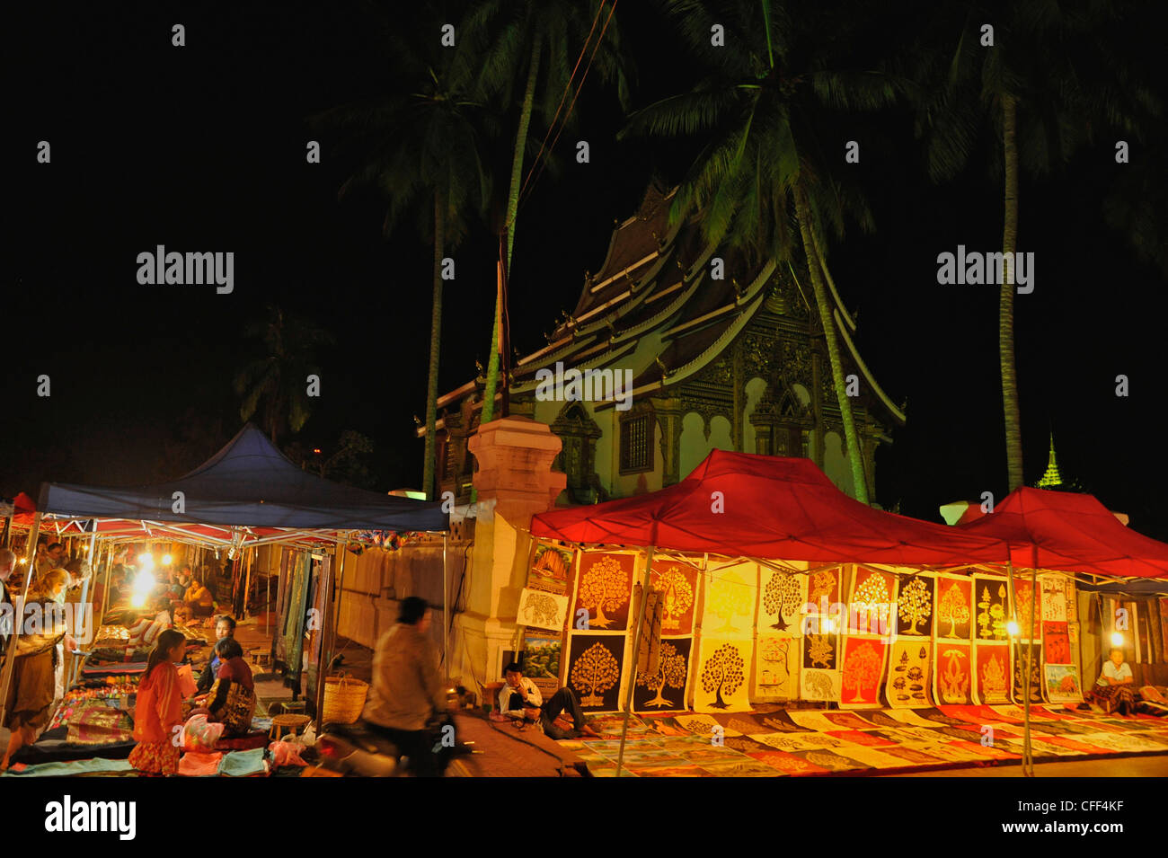 Nightmarket delante de Wat Ho Pha Bang, parte del Palacio Real, en Luang Prabang, Laos Foto de stock