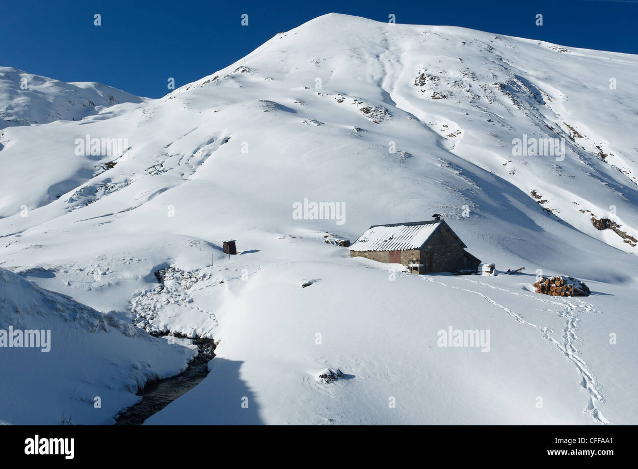 Refugio de montaña en la montaña nevada paisaje cerca de Col de pausa, Ariège, Pirineos, Francia. Foto de stock