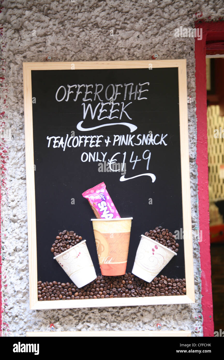 Té y café take-away oferta especial signo fuera de tienda en Dublín Irlanda Foto de stock