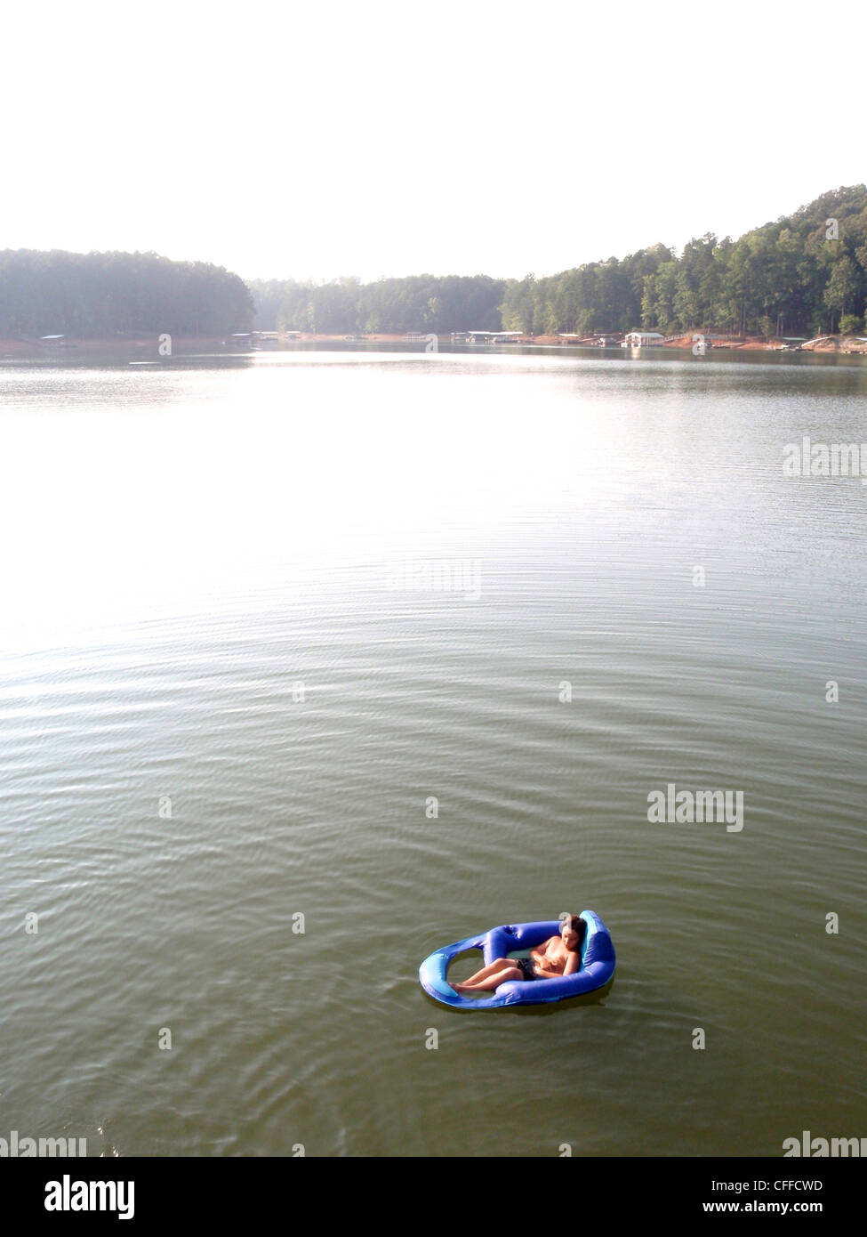 Boy relajante en un lago en Georgia Foto de stock