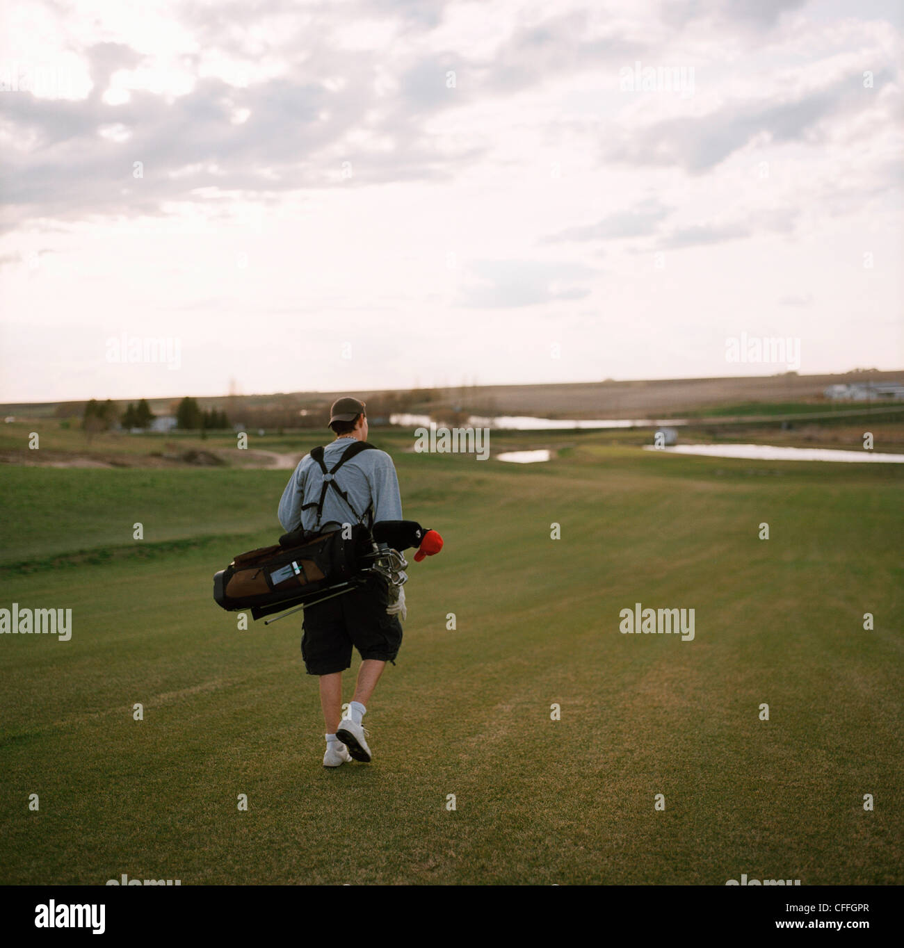 El hombre lleva los palos de golf en curso, Delisle, Saskatchewan  Fotografía de stock - Alamy