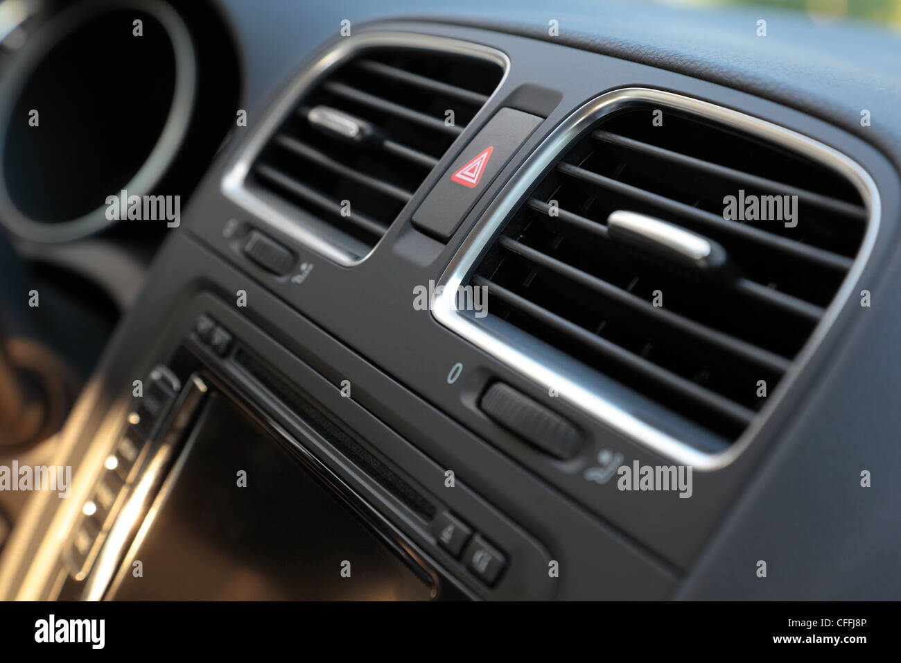 Los autos modernos detalles interiores. Multimedia y sistemas de aire acondicionado. DOF superficial. Foto de stock