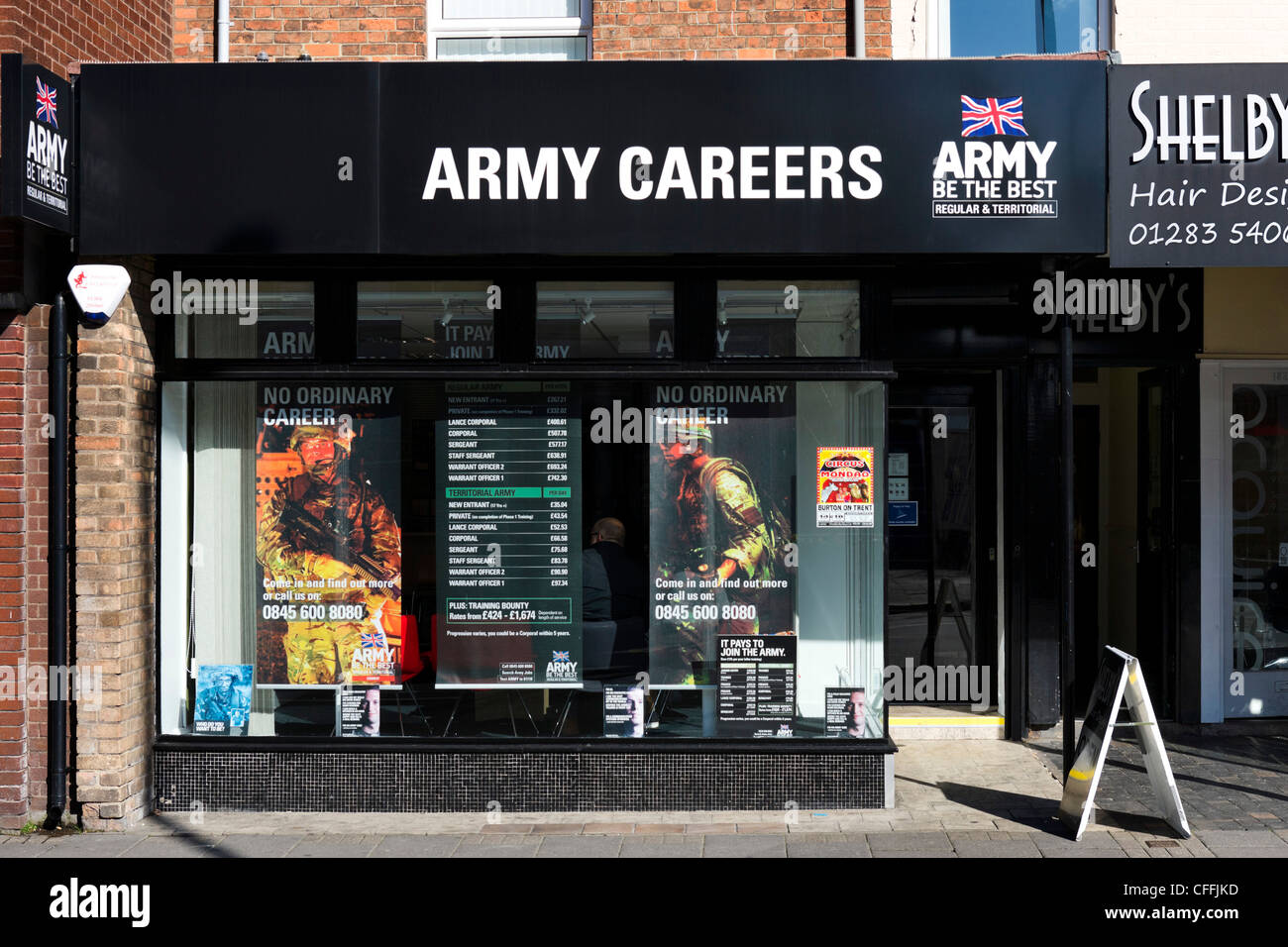Oficina de carrera del ejército en el centro de la ciudad, Burton-upon-Trent, Staffordshire, Inglaterra, Reino Unido. Foto de stock