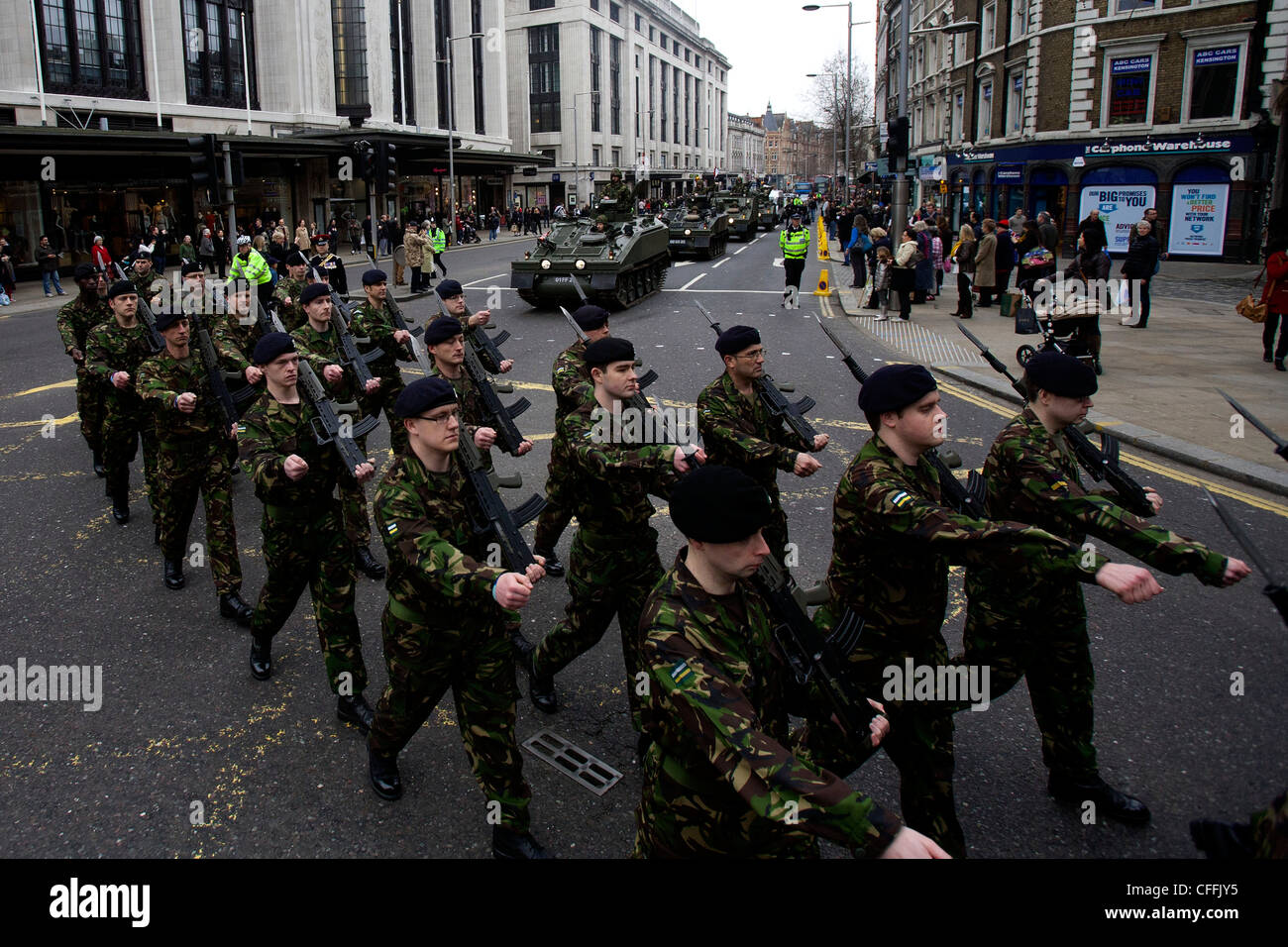 Ejército Territorial (TA), los soldados del Regimiento Royal Yeomanry marcha por las calles de Kensington en Londres el desfile del Ejército Foto de stock