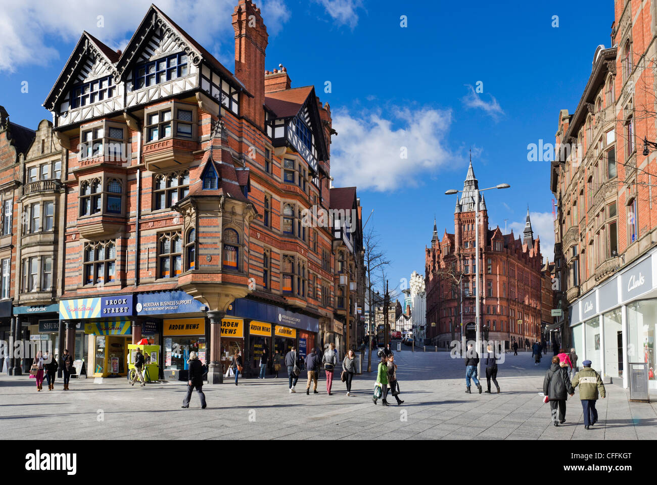 Tiendas en el cruce de la calle King y una larga fila de la antigua plaza del mercado en el centro de la ciudad, Nottingham, Inglaterra, Reino Unido. Foto de stock
