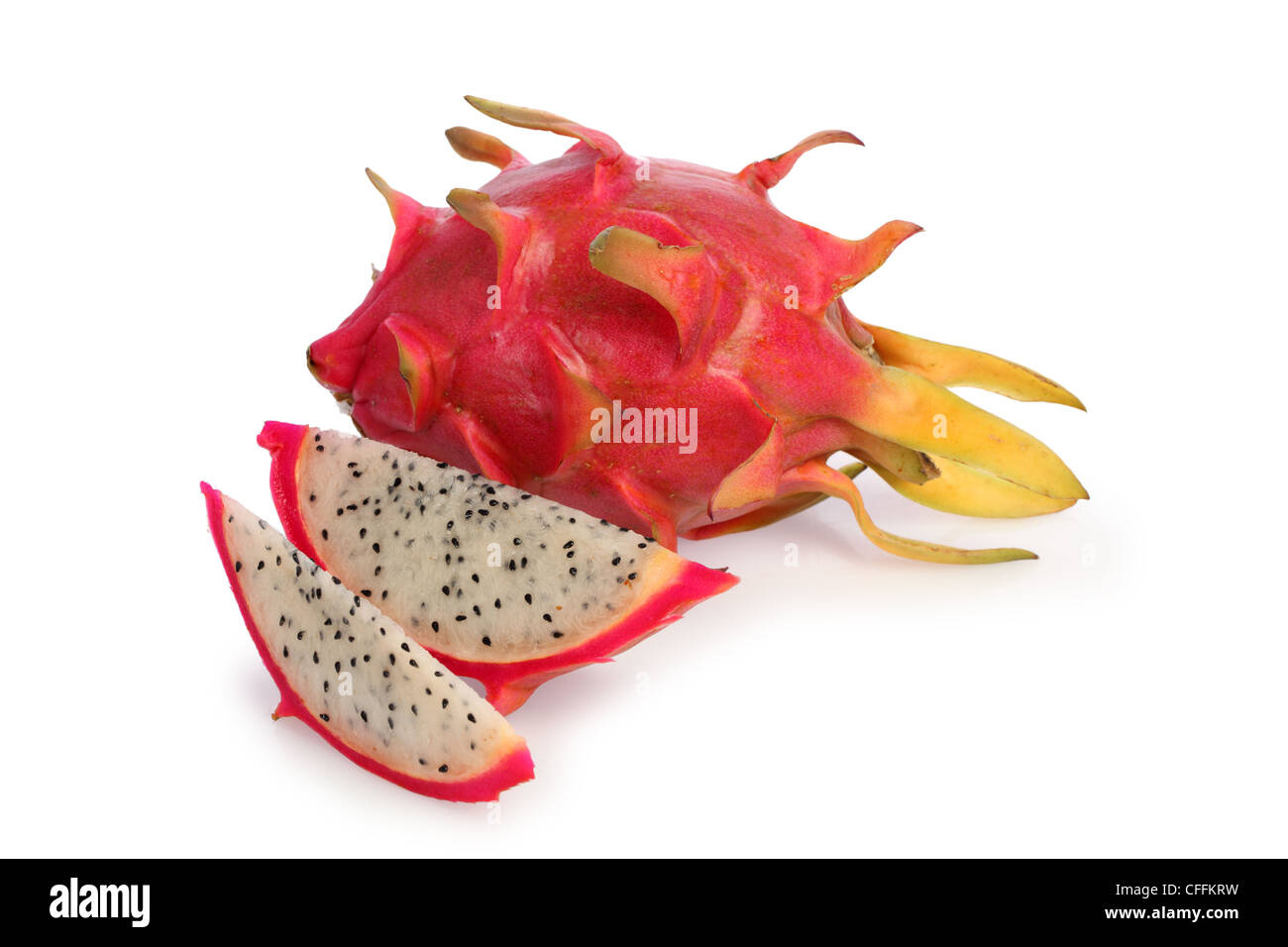 Enteras y cortadas Dragonfruit recortadas sobre fondo blanco. Foto de stock
