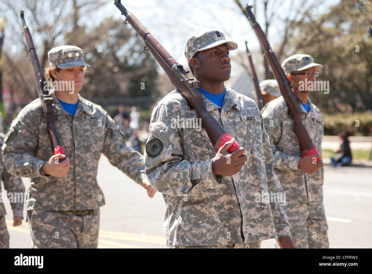 Los miembros del ROTC Jr. marchando con rifles Foto de stock