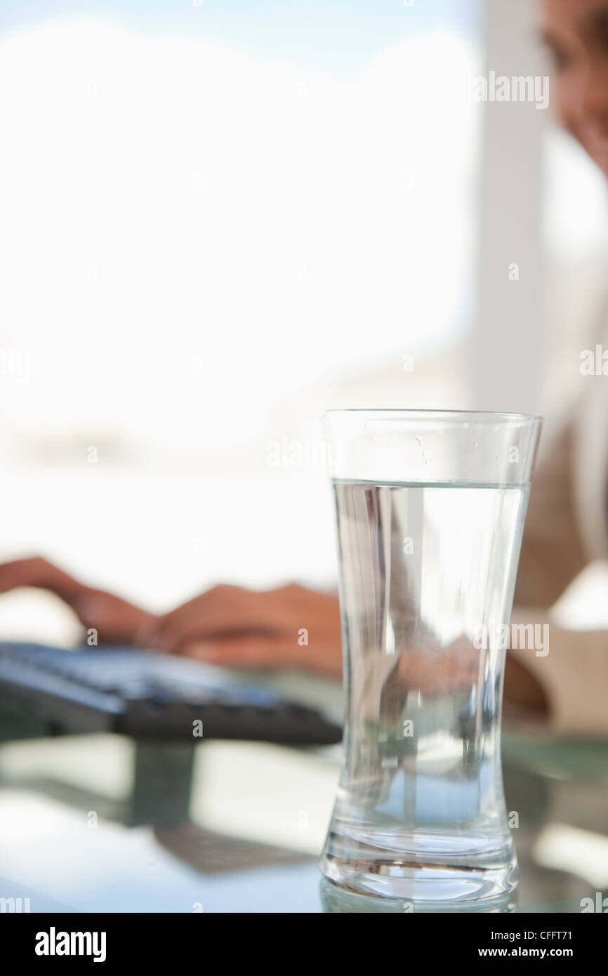 Close-up de un vaso de agua mineral. Foto de stock