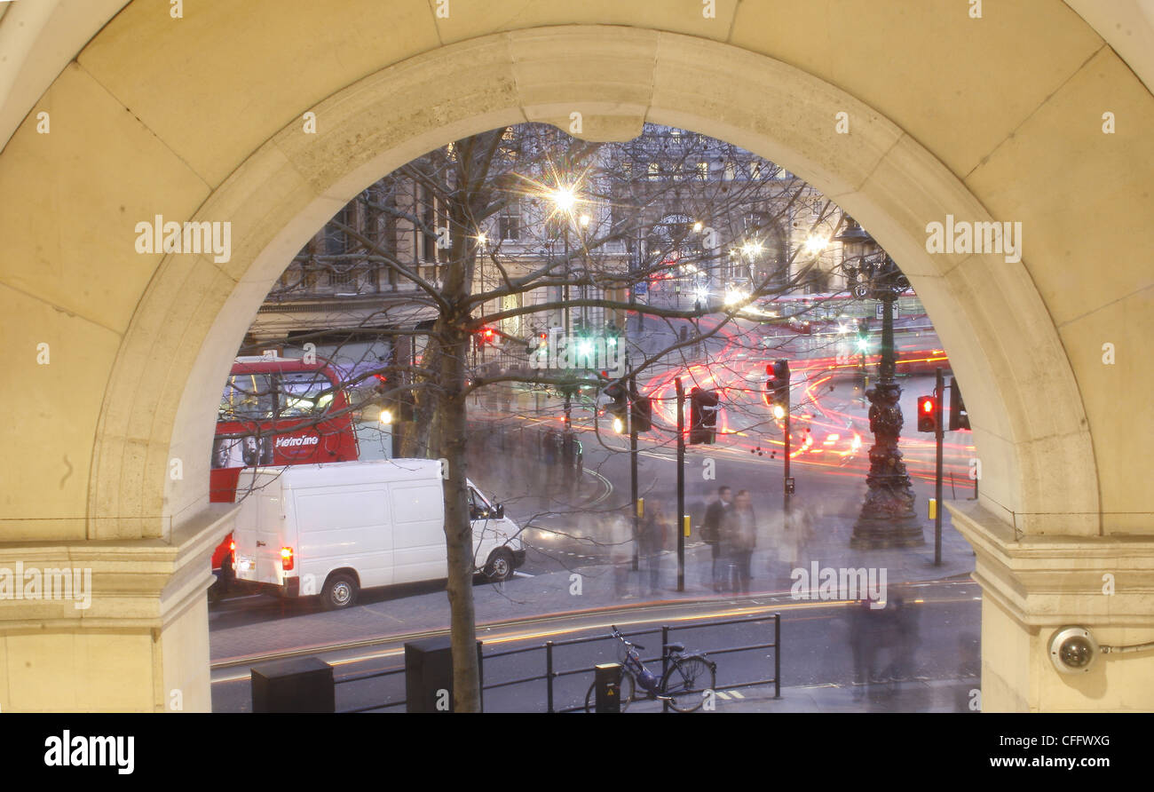 Cruce peatonal a través de la ventana en Trafalgar Square, Londres, Inglaterra, Reino Unido. Foto de stock