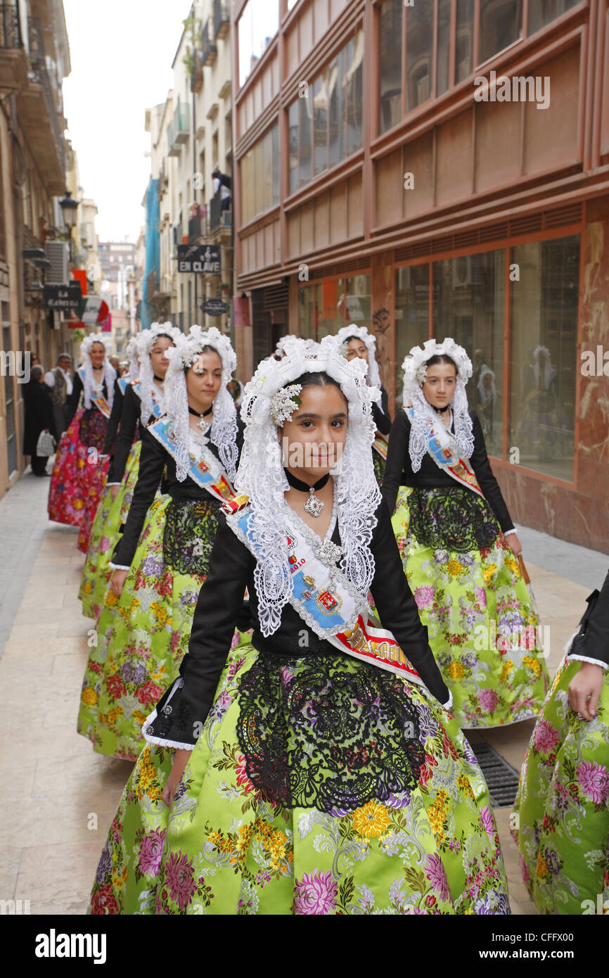 Las mujeres españolas que vestía ropa tradicional durante la procesión que  recorre las calles de la localidad, Alicante, España Fotografía de stock -  Alamy