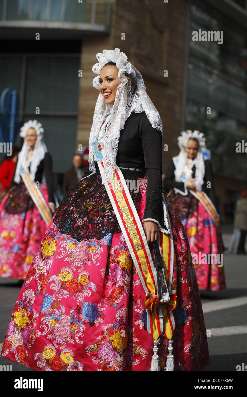 Mujer española tradicional fotografías e imágenes de alta resolución - Alamy