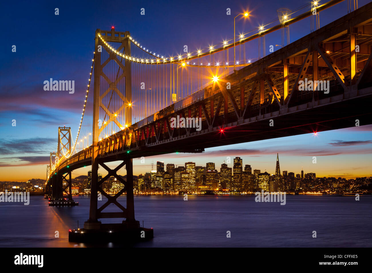 El San Francisco - Oakland Bay Bridge (conocido localmente como el puente de la bahía) Foto de stock