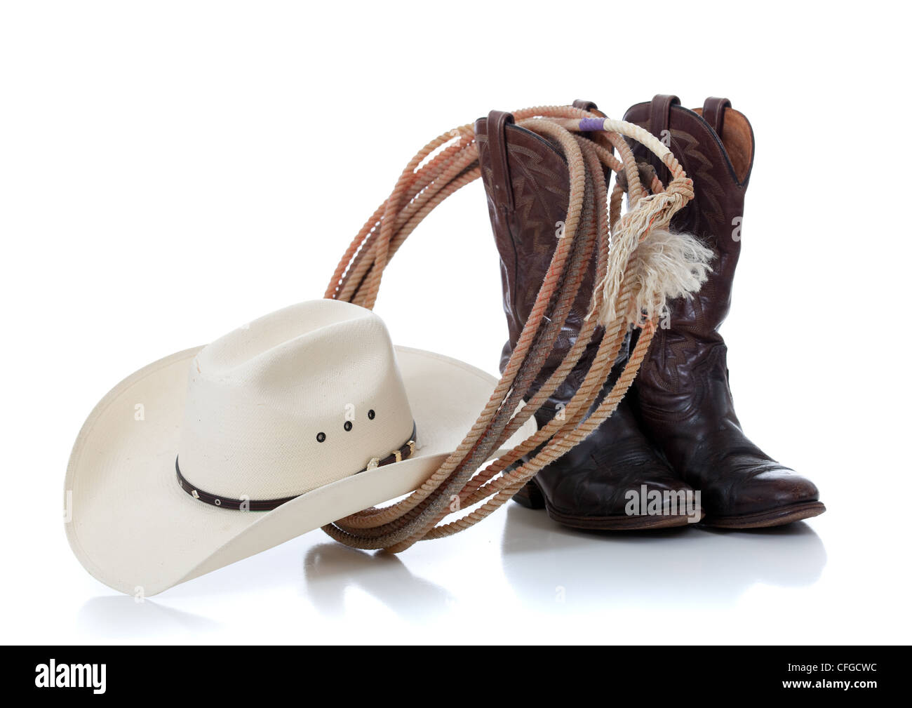 Un sombrero de vaquero blanco y botas de cuero marrón lariat sobre un