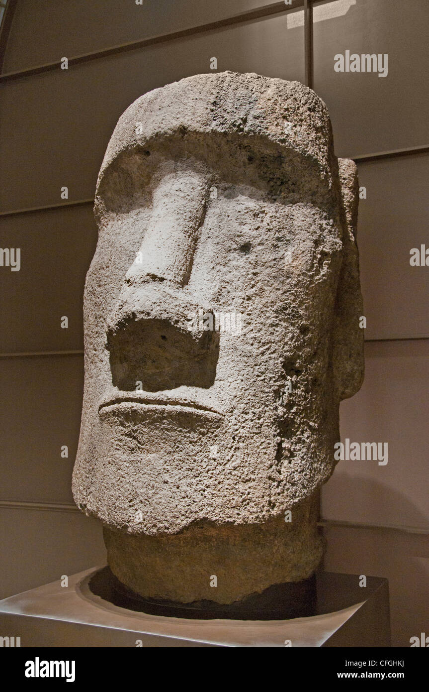 Fragmento de cabeza moai de toba basáltica Bahía Anakena Isla de Pascua 11- el siglo 15 Foto de stock