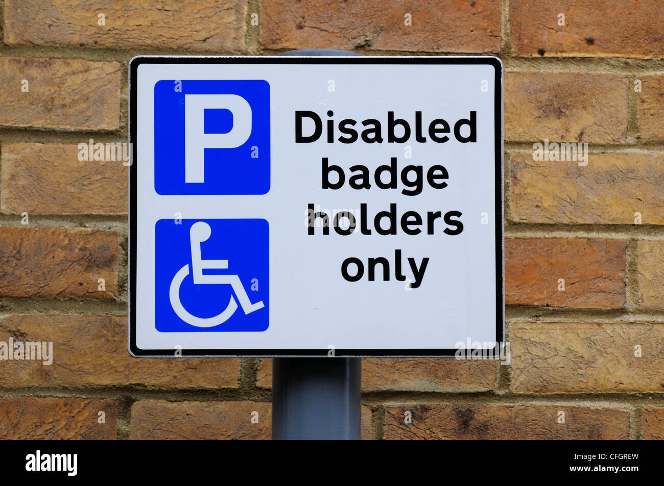 Insignia de estacionamiento de discapacitados titulares sólo a firmar, Cambridge, Inglaterra, Reino Unido. Foto de stock