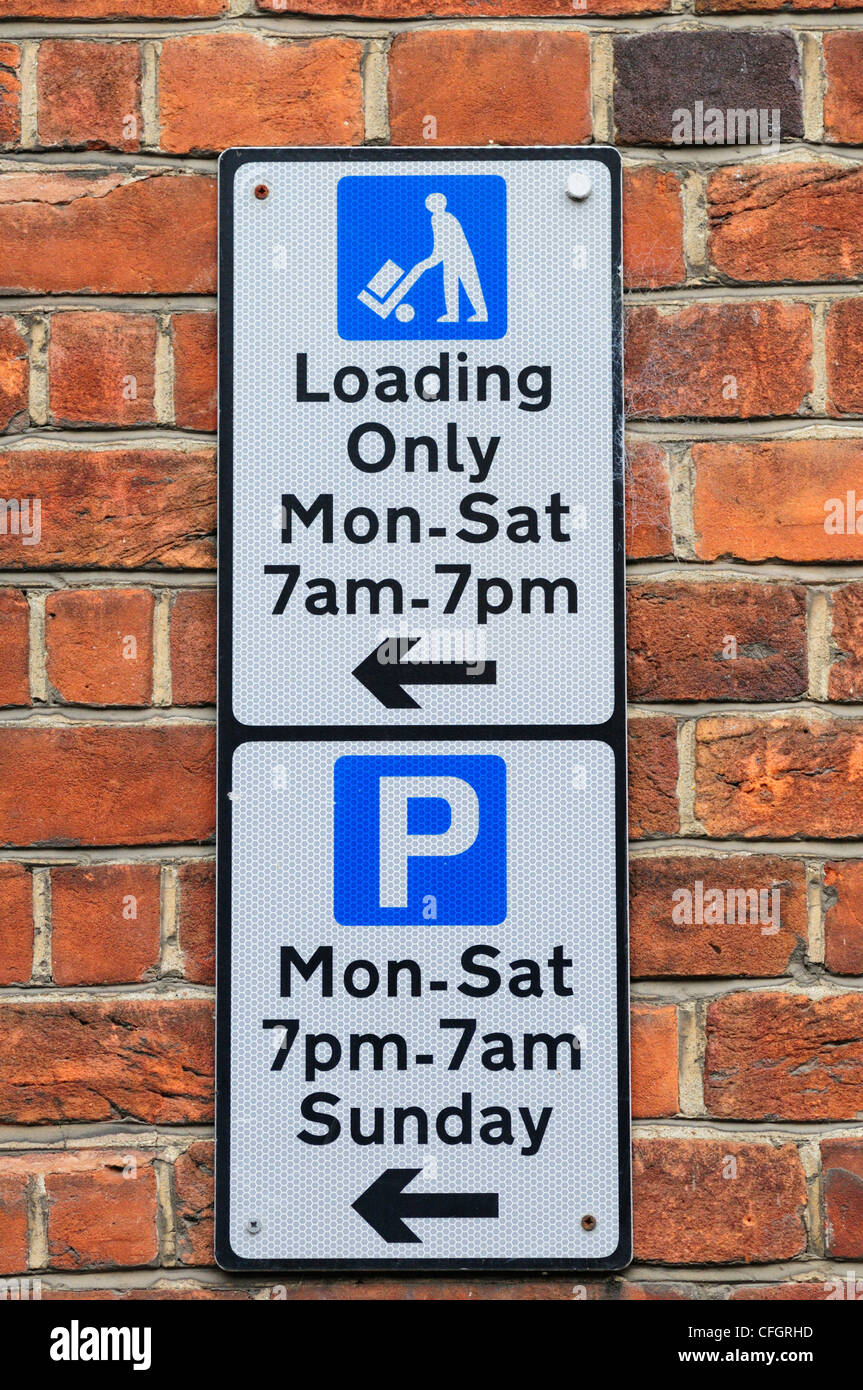 Carga y restricciones de aparcamiento Sign, Cambridge, Inglaterra, Reino Unido. Foto de stock
