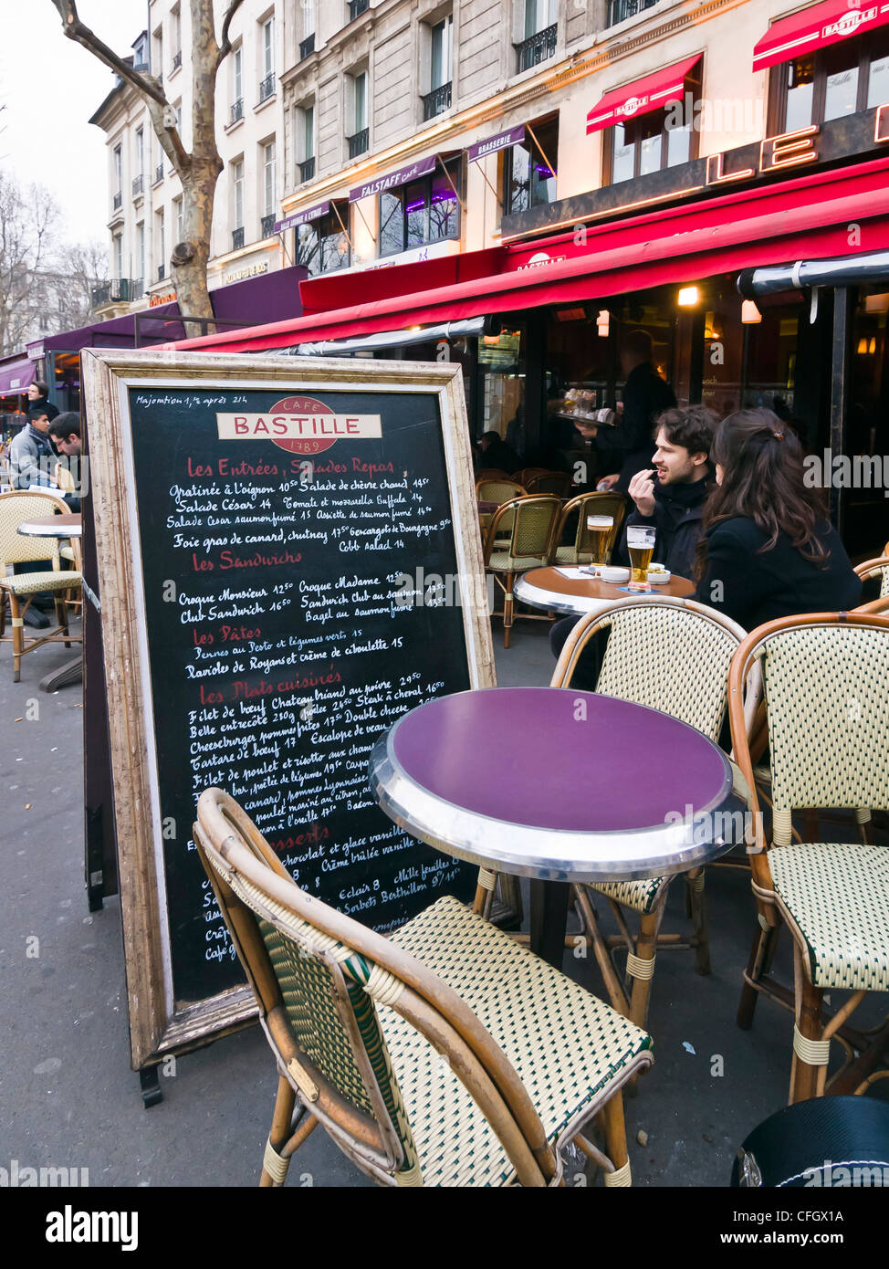 La gente disfruta de una bebida en la cafetería terraza - Bastille, París, Francia Foto de stock