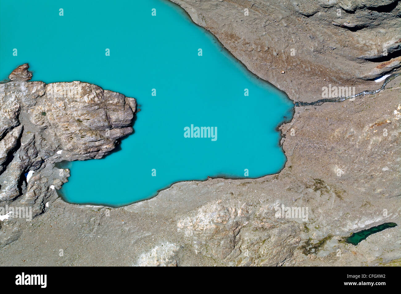 Un lago se llena con los ricos yacimientos minerales de aguas turquesa de un glaciar la escorrentía. Foto de stock