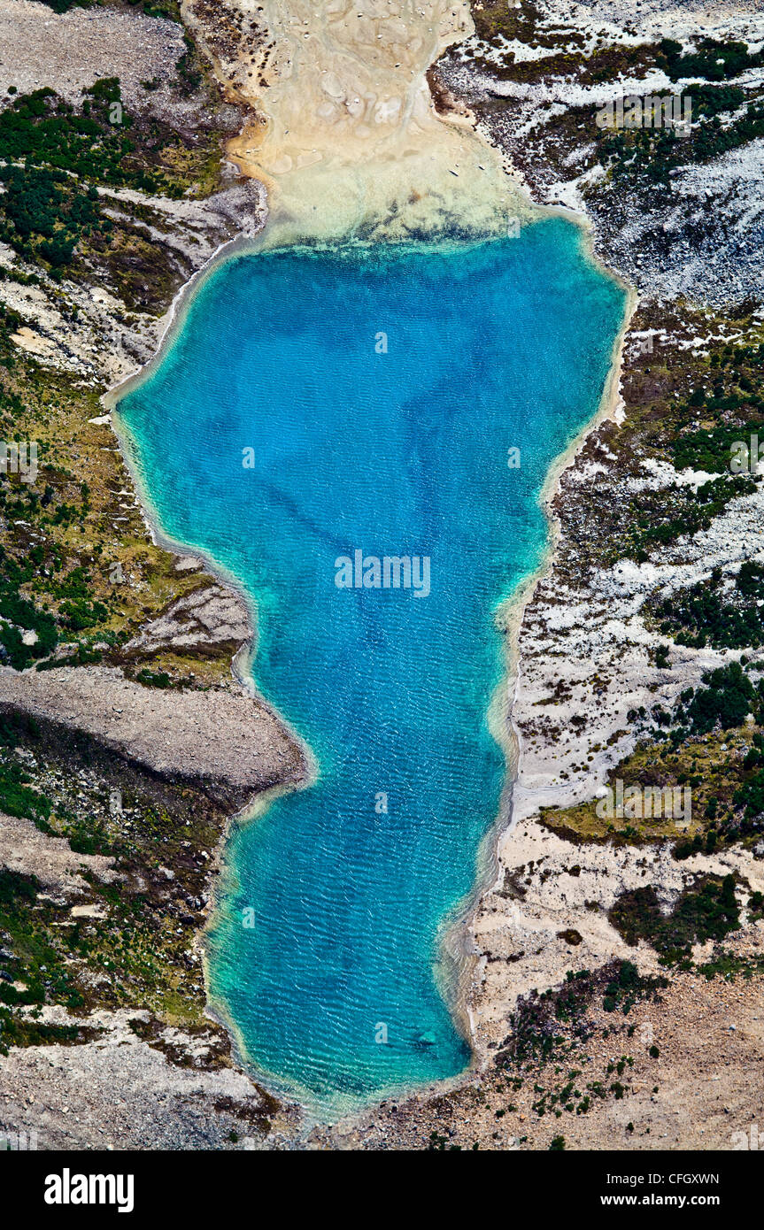 Un lago se llena con los ricos yacimientos minerales de aguas turquesa de un glaciar la escorrentía. Foto de stock