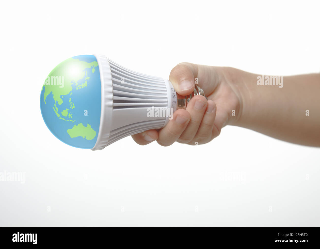 Mano sujetando la bombilla LED con forma de globo Foto de stock