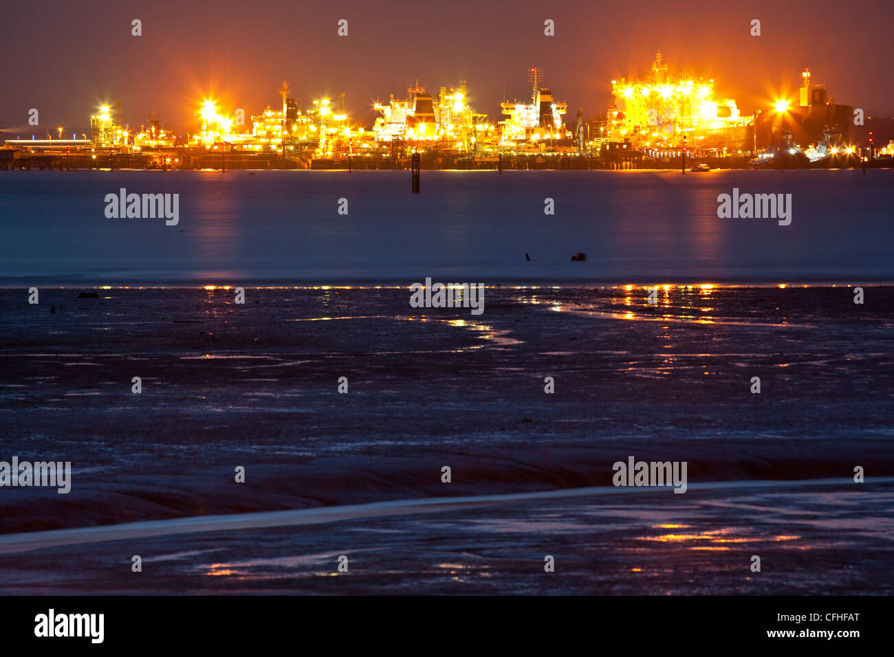 Una vista de la Marina Embarcadero Fawley refinería de petróleo en aguas de Southampton Foto de stock