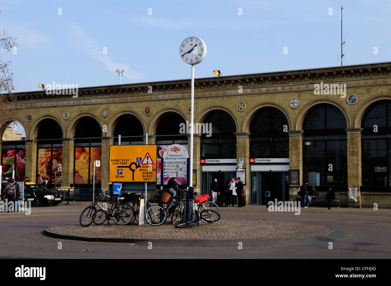 Entrada a la estación de trenes de Cambridge, Cambridge, Inglaterra, Reino Unido. Foto de stock