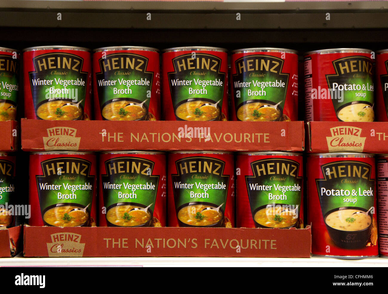 Latas de sopa Heinz en la estantería de una tienda, REINO UNIDO Foto de stock