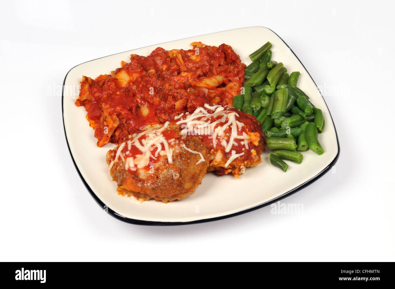 Vacuno parmesana cena con pasta con tomate y salsa de carne con judías verdes sobre fondo blanco corte EE.UU. Foto de stock