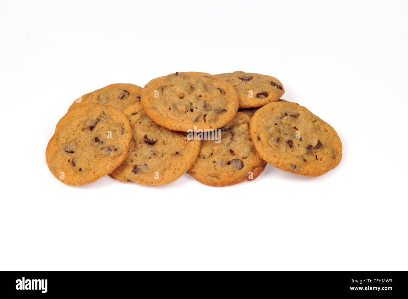 Montón de horneado galletas con trocitos de chocolate sobre fondo blanco cortado Foto de stock