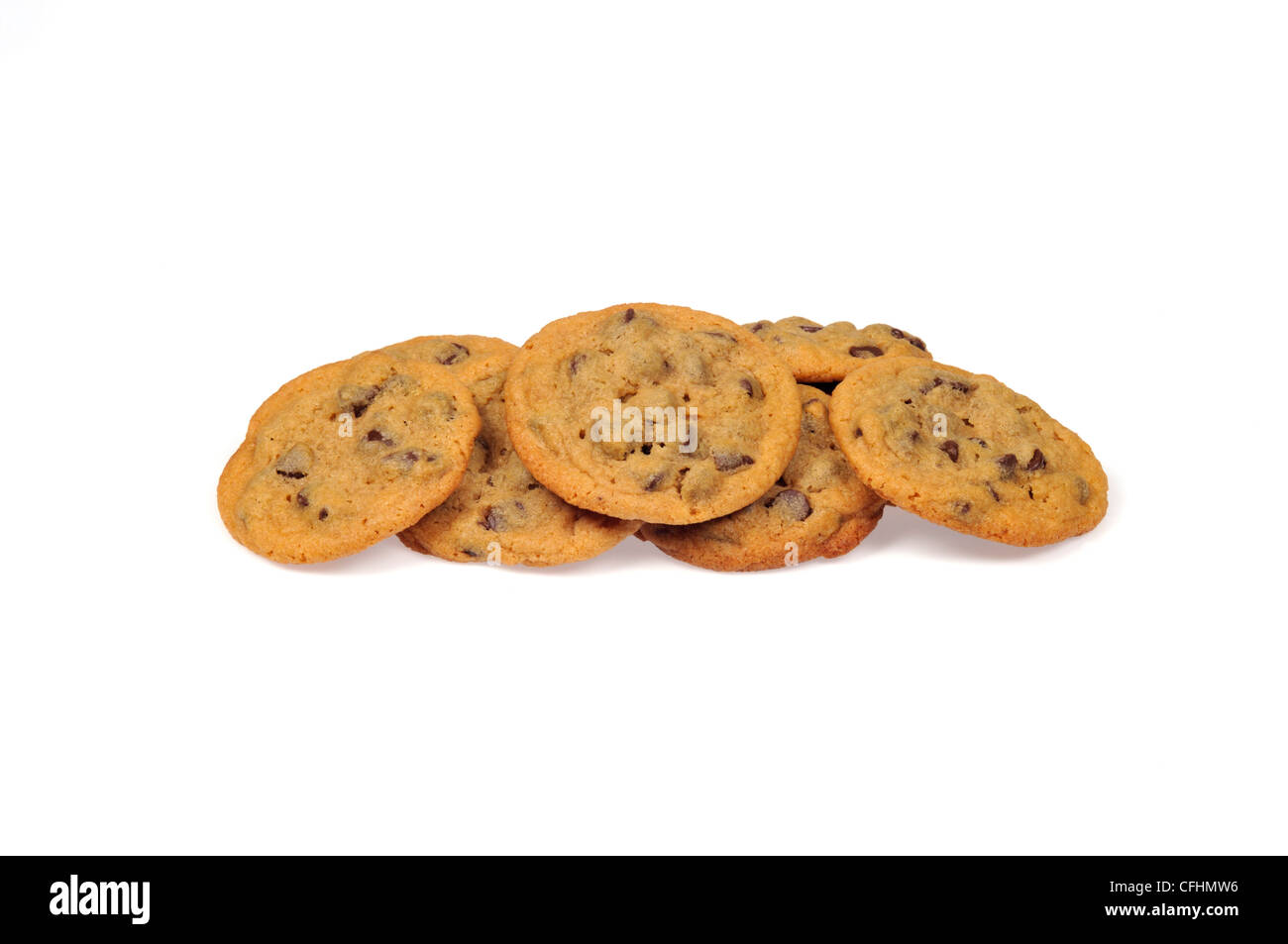 Montón de horneados caseros galletas con trocitos de chocolate sobre fondo blanco cortado Foto de stock