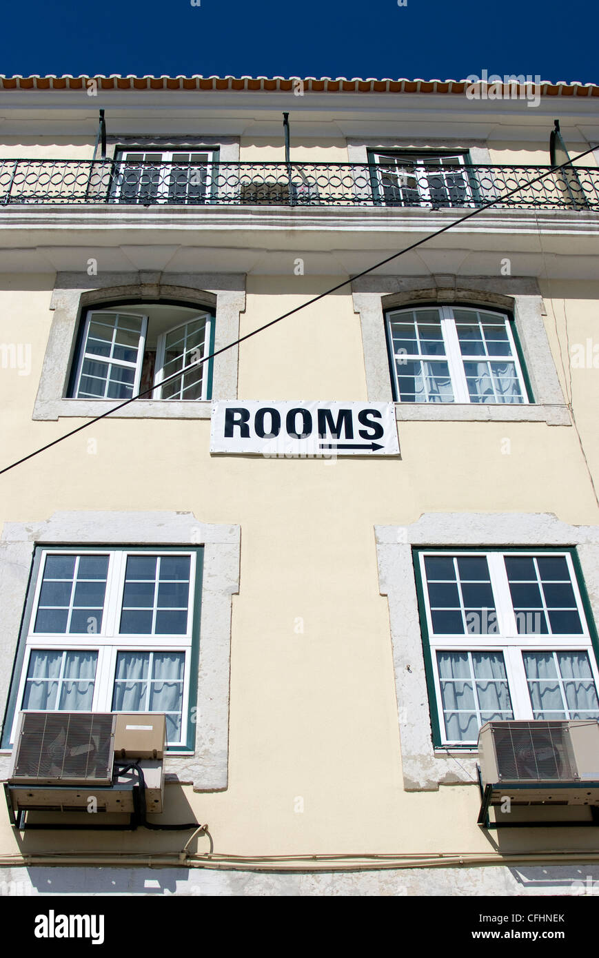 Habitaciones firmar en un hotel en Lisboa, cerca de la plaza de Rossio, Portugal Foto de stock