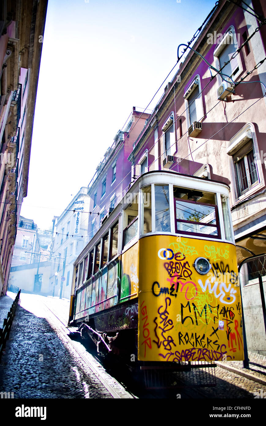 Tranvía amarillo en el Barrio Alto, en Lisboa, Portugal, el Elevador da Bica Foto de stock