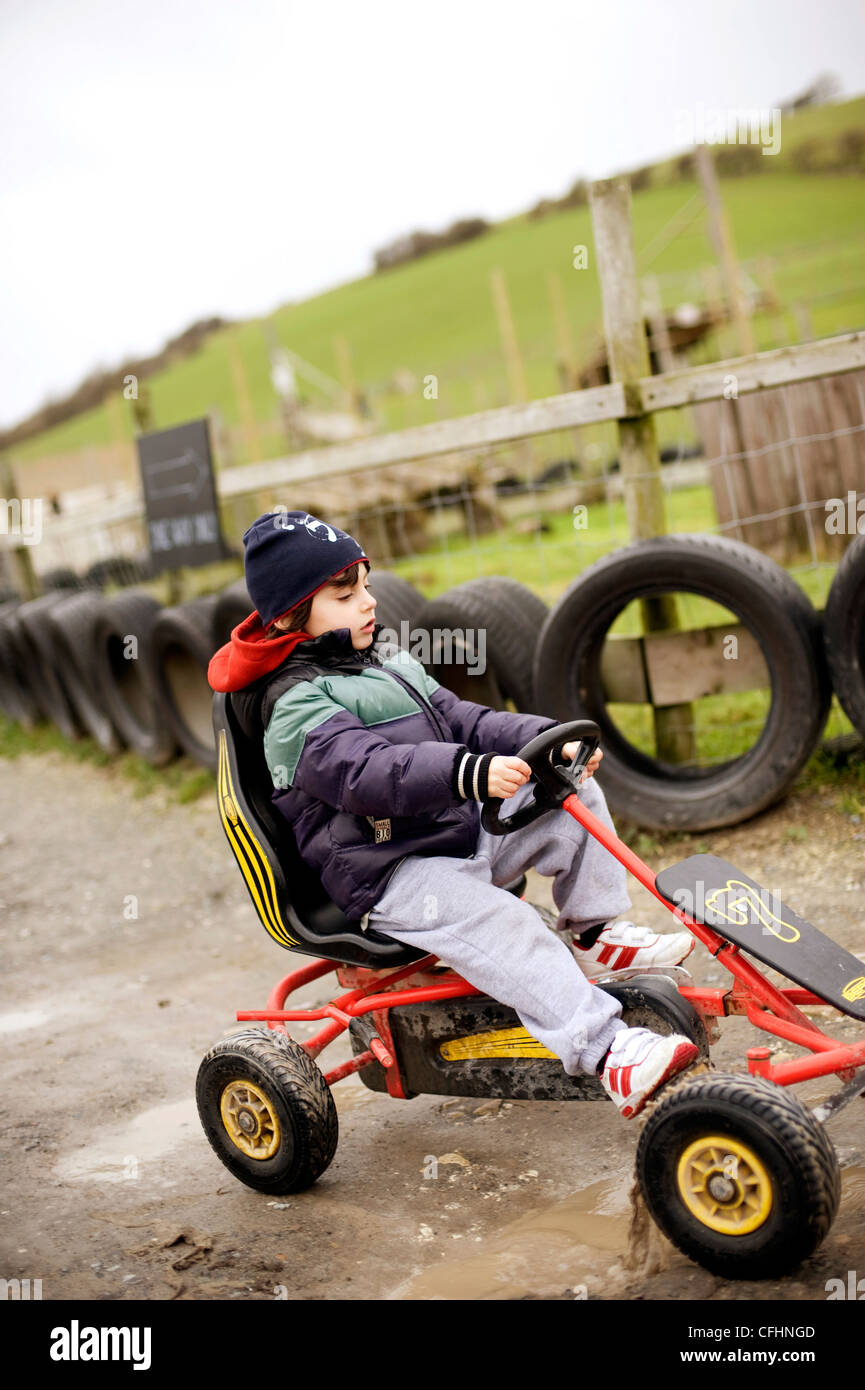 Niño go-kart de equitación en una granja en Lewes, Sussex oriental en invierno Foto de stock