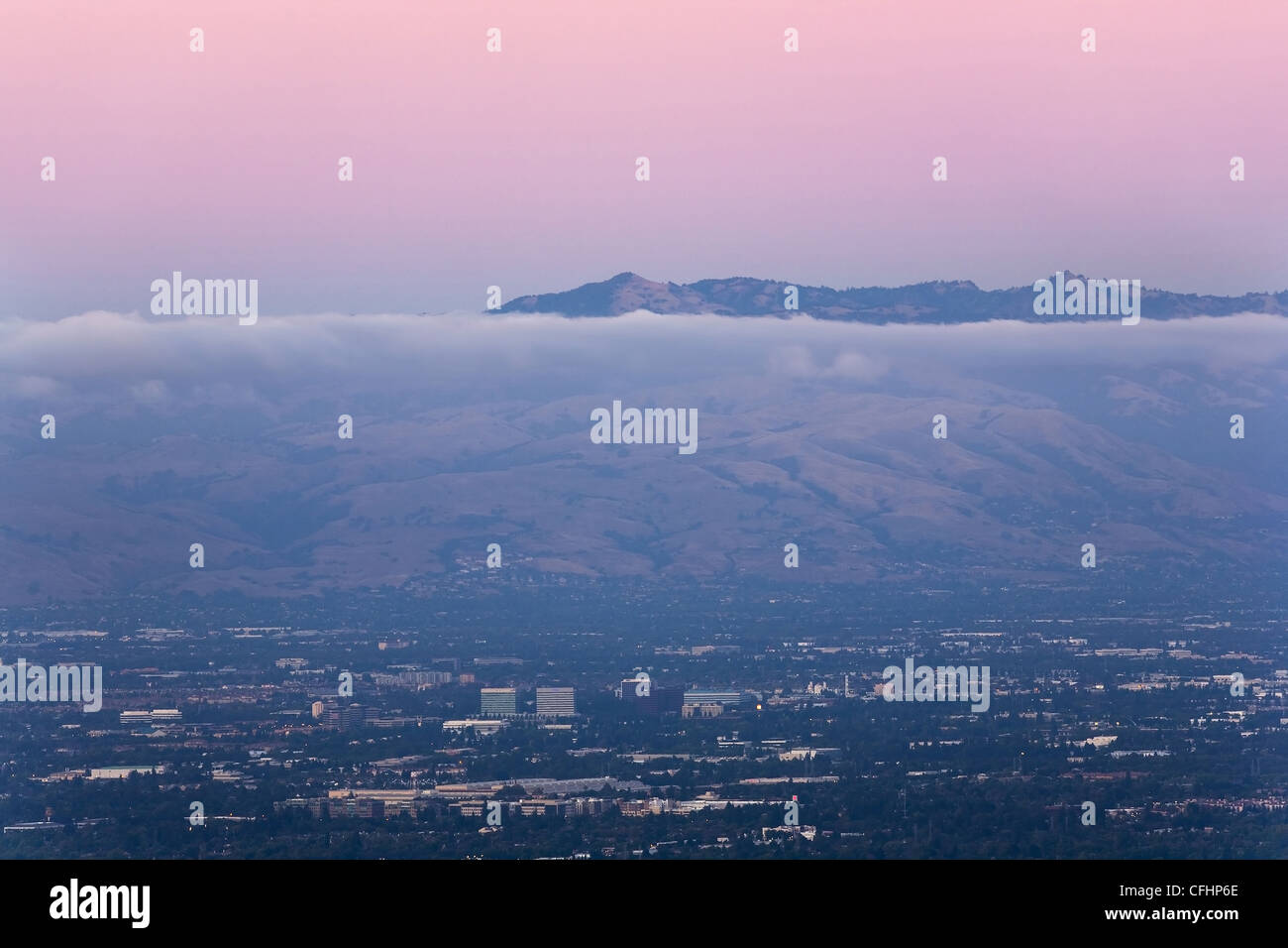 San José, en el corazón de Silicon Valley, visto al anochecer con el Diablo la cordillera en segundo plano. Foto de stock