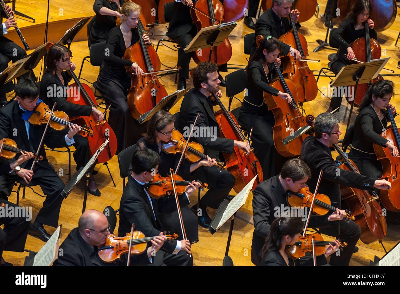 París, Francia, Orquesta Sinfónica de Corea del Norte 'La Orquesta Unhasu'  junto con 'Radio France Philharmonic Orchestra' realizan el Primer  Concierto en Europa, en el Teatro Salle Playel, escenario sinfónico, hacen  música