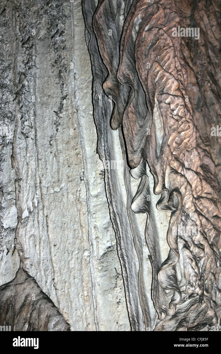 Ondulaciones minerales sobre la pared de una cueva de piedra caliza Foto de stock