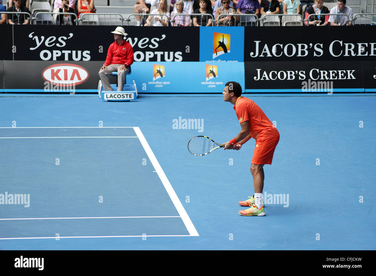 MELBOURNE, Australia - 20 de enero de 2012: ATP World número 5 jugador Jo Wilfried Tsonga prepara un regreso contra Frederico Gil. Foto de stock