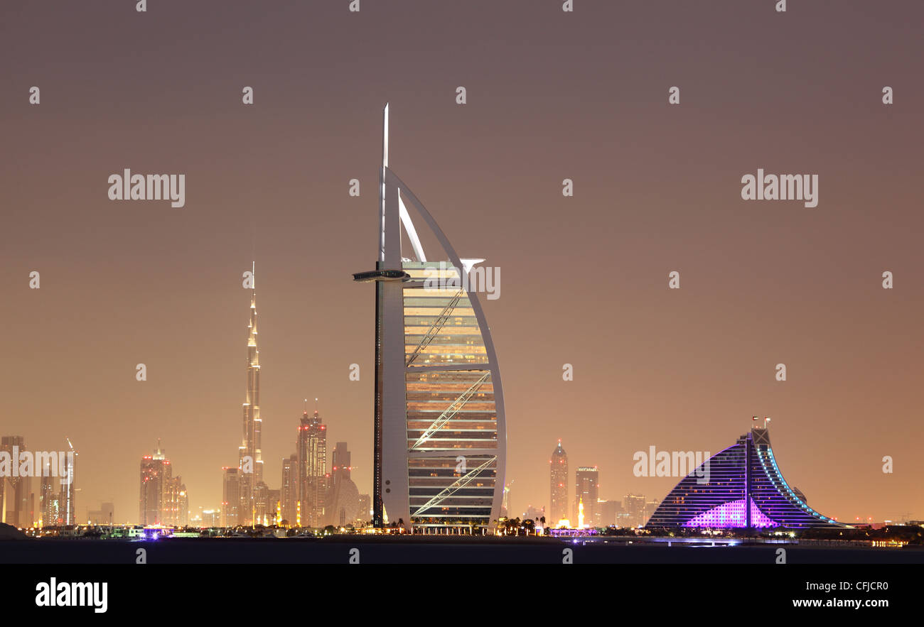 En la noche del horizonte de Dubai, Emiratos Árabes Unidos Foto de stock