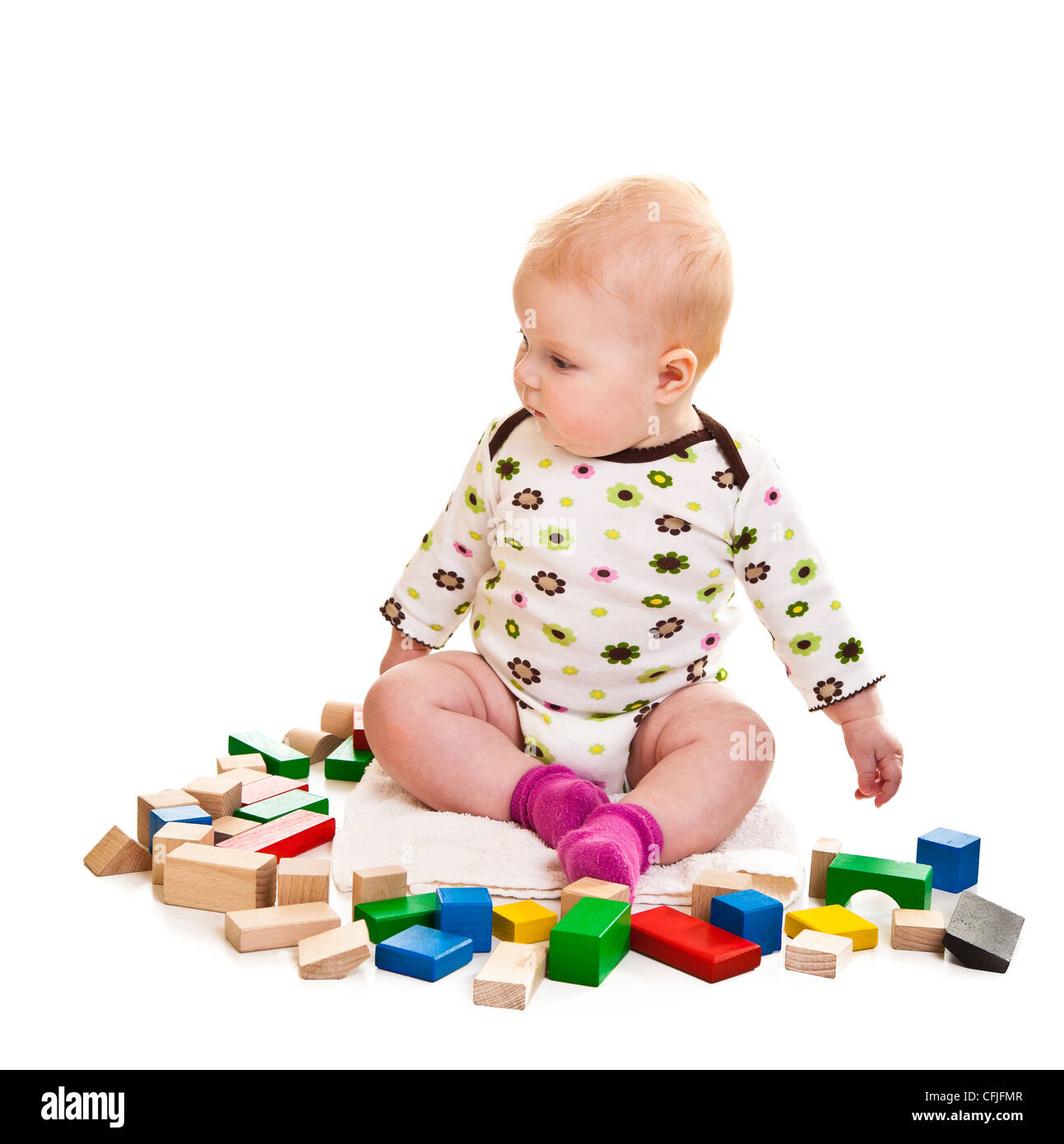 LOS JUGUETES SON PROPIEDAD LANZADO. Niña De Bebé (9 Meses) Jugando Con  Bloques De Juguete. Aislados En Blanco. Fotos, retratos, imágenes y  fotografía de archivo libres de derecho. Image 5943531