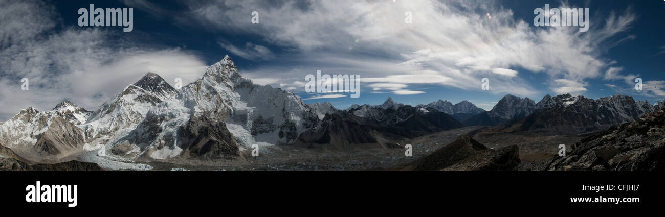 Panorama de Himlayas, Lhotse, Nuptse y el Monte Everest Foto de stock