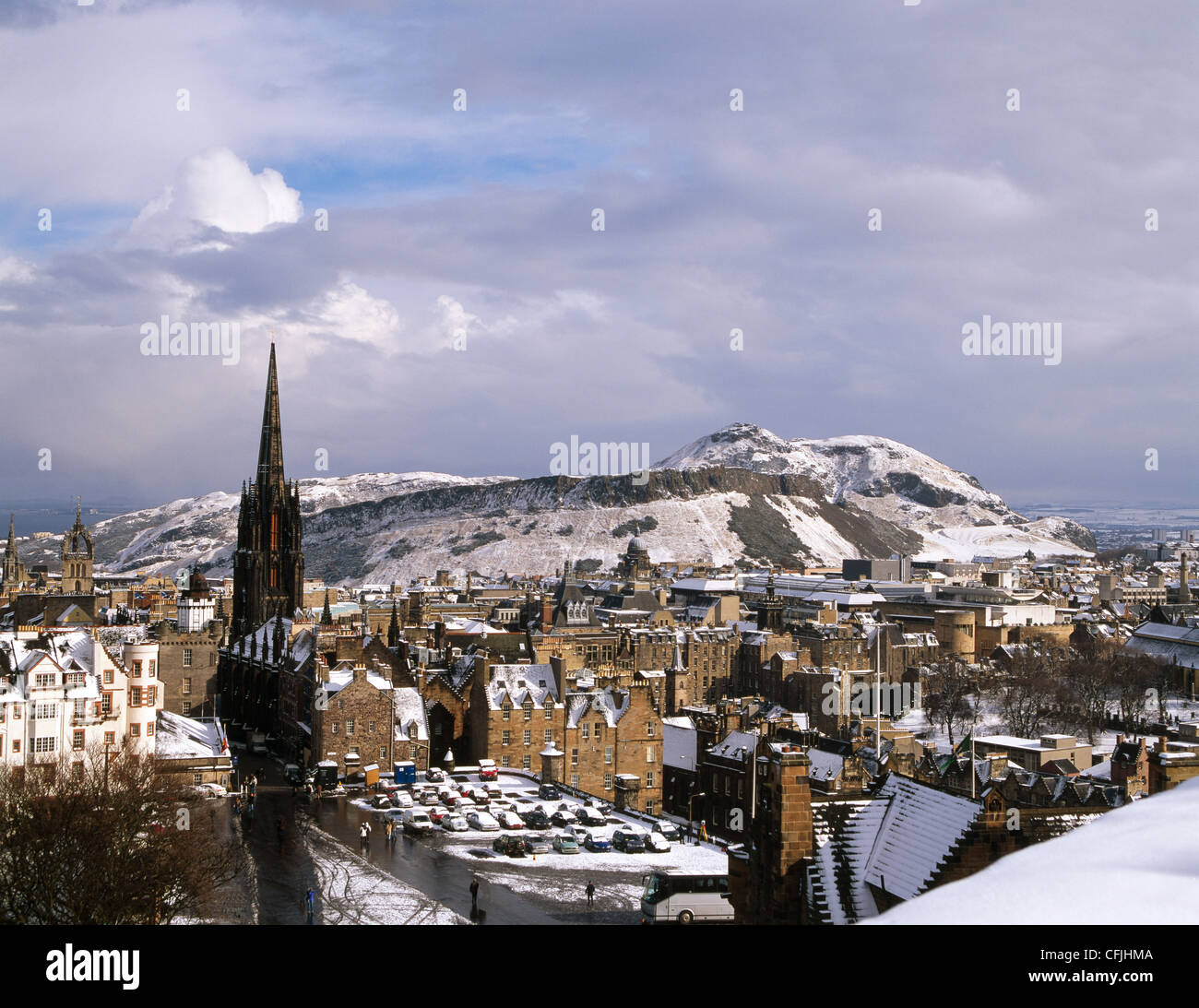 Ciudad vieja de Edimburgo vista desde el Castillo de Edimburgo, Escocia Foto de stock