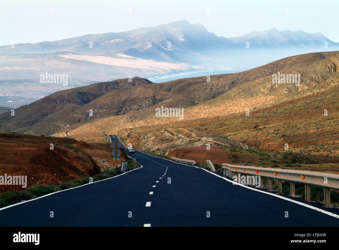 Carretera cerca de El Cotillo, Fuerteventura, Islas Canarias, España, Europa Foto de stock
